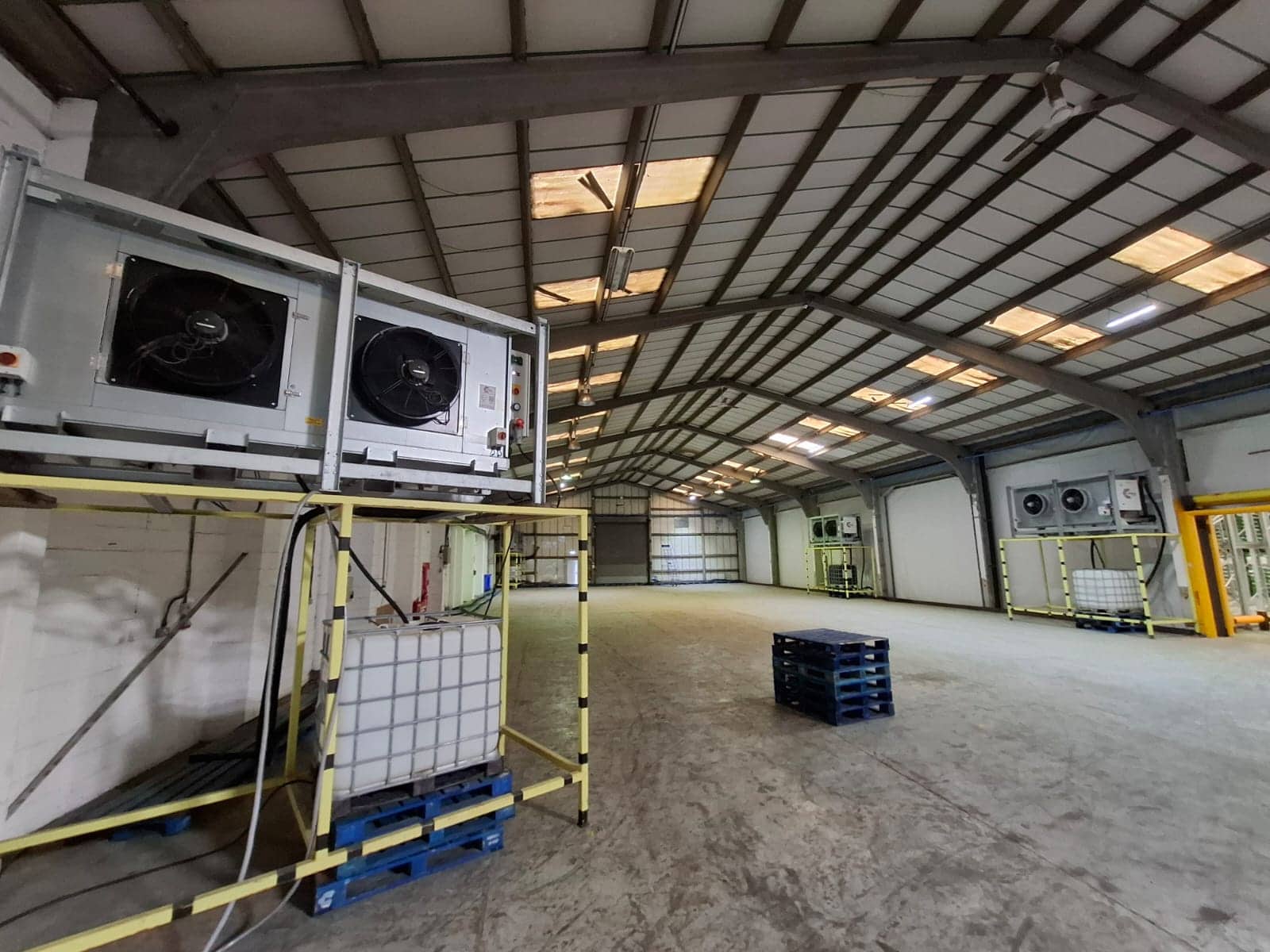 Temporary cold storage cooling within warehouse to cool fresh produce